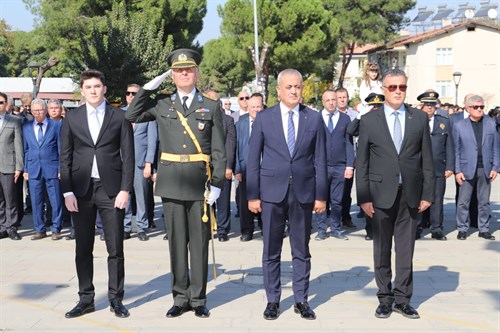 Cumhuriyetimizin 101. Yıldönümü Kutlamaları Atatürk Anıtı’na Çelenk Sunma Töreni İle Başladı.